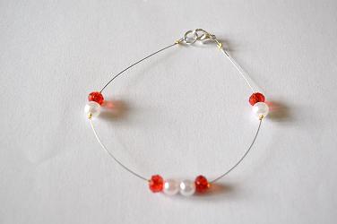 Bracelet mariage en perle   nacrées blanche et perle toupie rouge