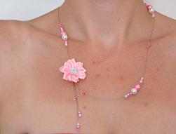 Collier mariage en perle de verre tchèque rose et blanche avec fleur satin