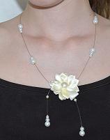Collier mariage en perle de verre tchèque  blanche et fleur satin