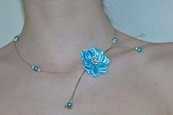 Collier mariage en perle de verre tchèque bleu et blanche avec fleur satin