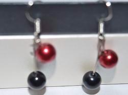 Boucle d'oreille en perle  nacrées noire et rouge