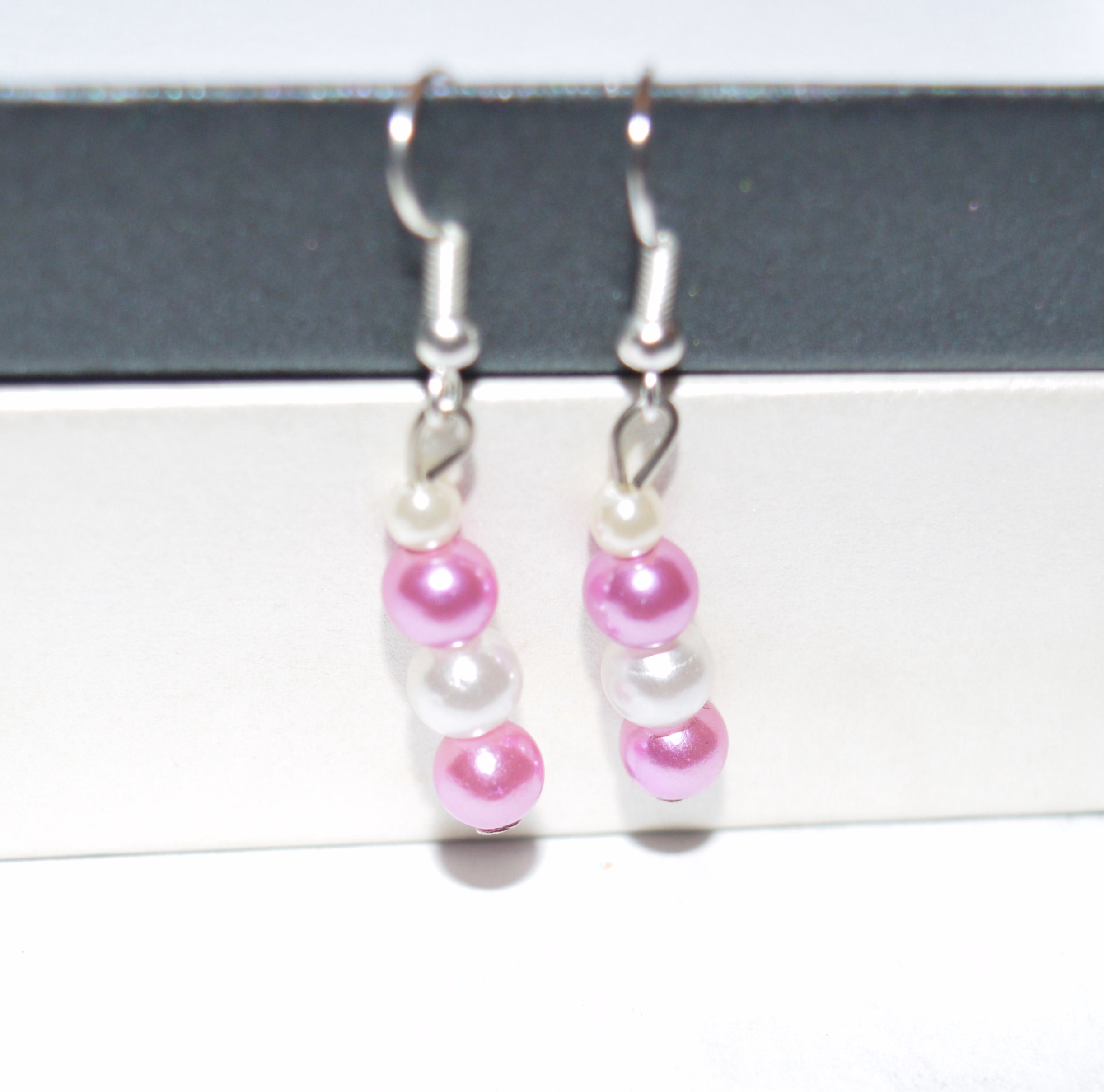 Boucles D'oreilles Fleurs : Perle Nacrée Saumon & Perle Blanche - Dormeuses - NEUVE Sans Emballage