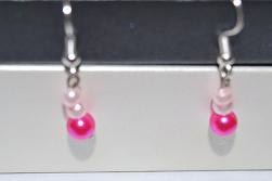 Boucle d'oreille en perle  nacrées blanche  rosée et fuchsia